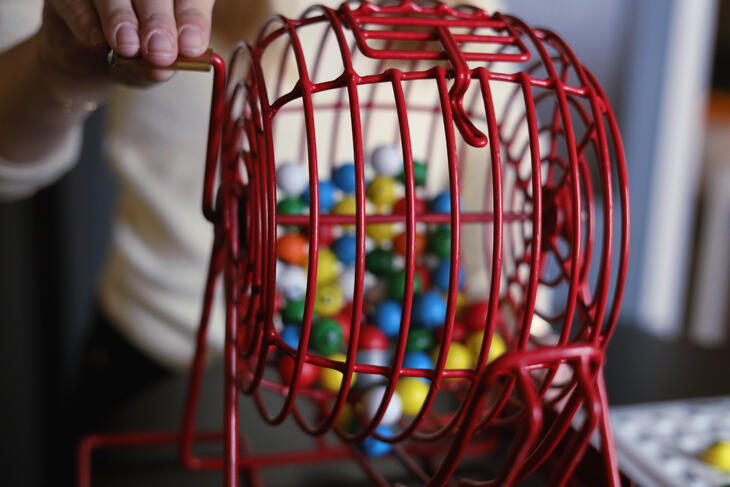 Et nærbilde av et rødt bingohjul som snurres rundt under bingo i stua. Et nærbilde av et rødt bingohjul som snurres rundt under bingo i stua.