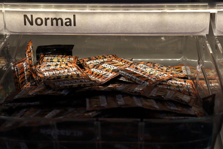 Et nærbilde av en skuff i kondomstativet i stua. Skuffen er fylt med kondomer av typen "normal". Kondominnpakningen har tigerstriper. Et nærbilde av en skuff i kondomstativet i stua. Skuffen er fylt med kondomer av typen "normal". Kondominnpakningen har tigerstriper.