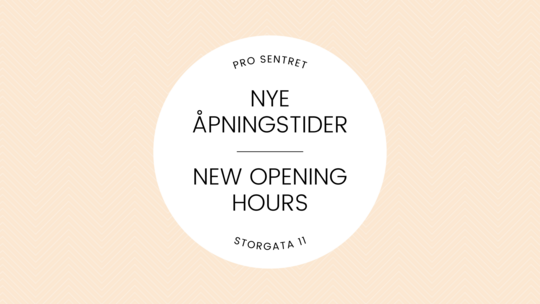 Et bilde en hvit rundt med beige bakgrunn. I rundingen står teksten "Pro Sentret, Storgata 11. Nye åpningstider - New opening hours."