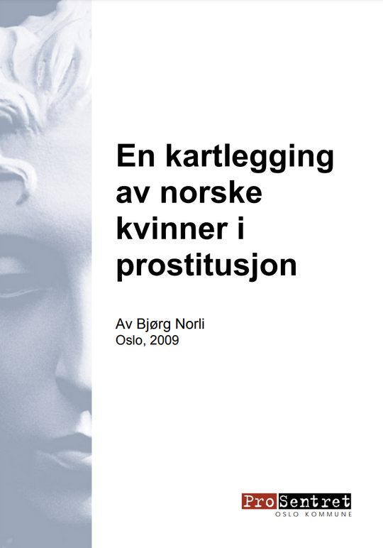 Bilde av forsiden på rapporten. Bakgrunnen er hvit. Langs venstre side er det bilde av halve ansiktet til en statue. Bilde er i forskjellige blåtoner. Nederst til høyre er Pro Sentret sin logo. Midt på siden er tittelen på rapporten.