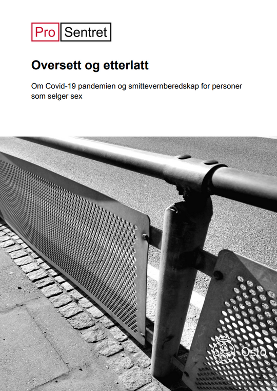 Pro Sentret sin logo øverst på siden. Under er tittelen til rapporten. Øvre del av forsiden er hvit. Det er ett svart hvitt bilde av ett rekkverk. Nederst til høyre er oslo kommune sin logo. 