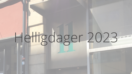 Bakgrunnsbildet er av et stor ellevetall som henger over inngangen til Pro Sentret. Foran står det Helligdager 2023. Bakgrunnsbildet er av et stor ellevetall som henger over inngangen til Pro Sentret. Foran står det Helligdager 2023.