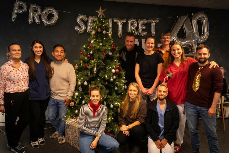Et bilde av de ansatte på Pro Sentret foran juletreet i Stua. Et bilde av de ansatte på Pro Sentret foran juletreet i Stua.