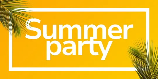 Mørkegul bakgrunn. Oppe i venstre hjørne og nede i høyre hjørne er det ett grønt palmeblad. Midt på bildet står det i hvit skrift Summer party. Rundt teksten er det en rektangulær hvit strek. 